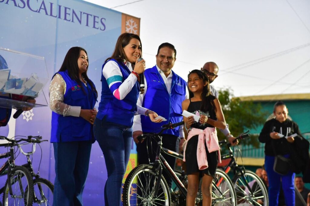 CELEBRA TERE JIMÉNEZ LA NAVIDAD CON LAS FAMILIAS DE AGUASCALIENTES